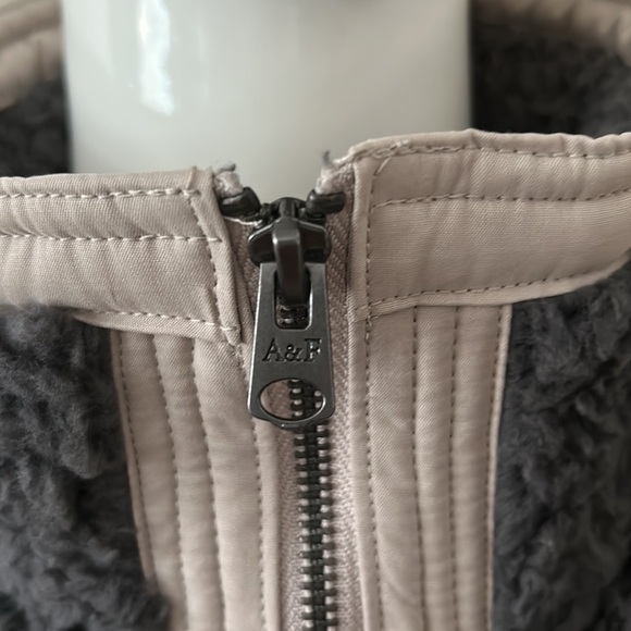 (NWT) Abercrombie & Fitch Grey Super Soft Sherpa Fleece Pullover, Small - Picture 7 of 17